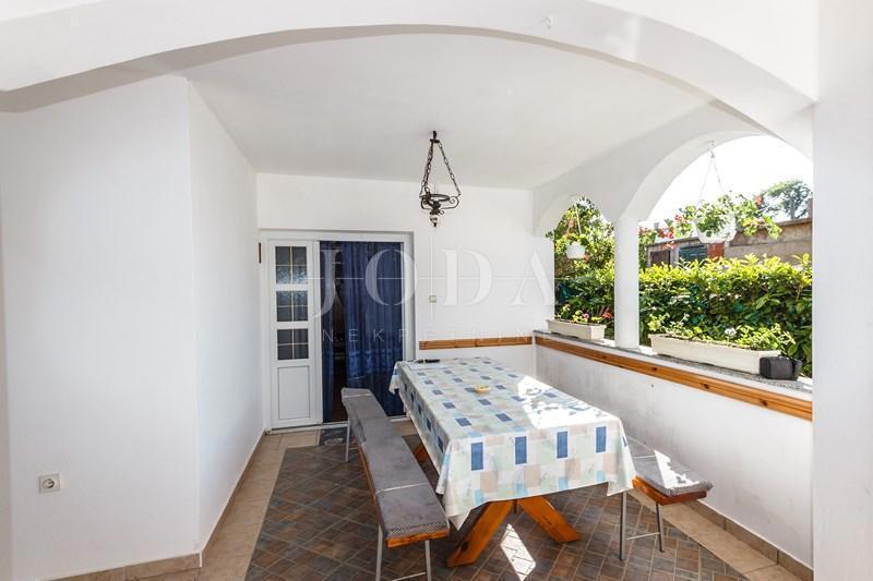 Samostojeća kuća s uređenom okućnicom i pogledom na more