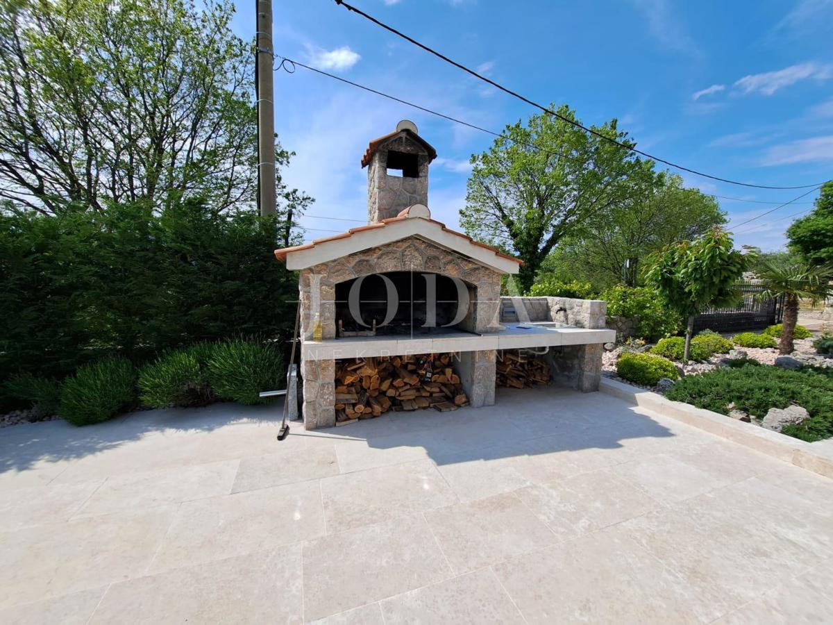 Čudovita vila z bazenom, v bližini Malinske