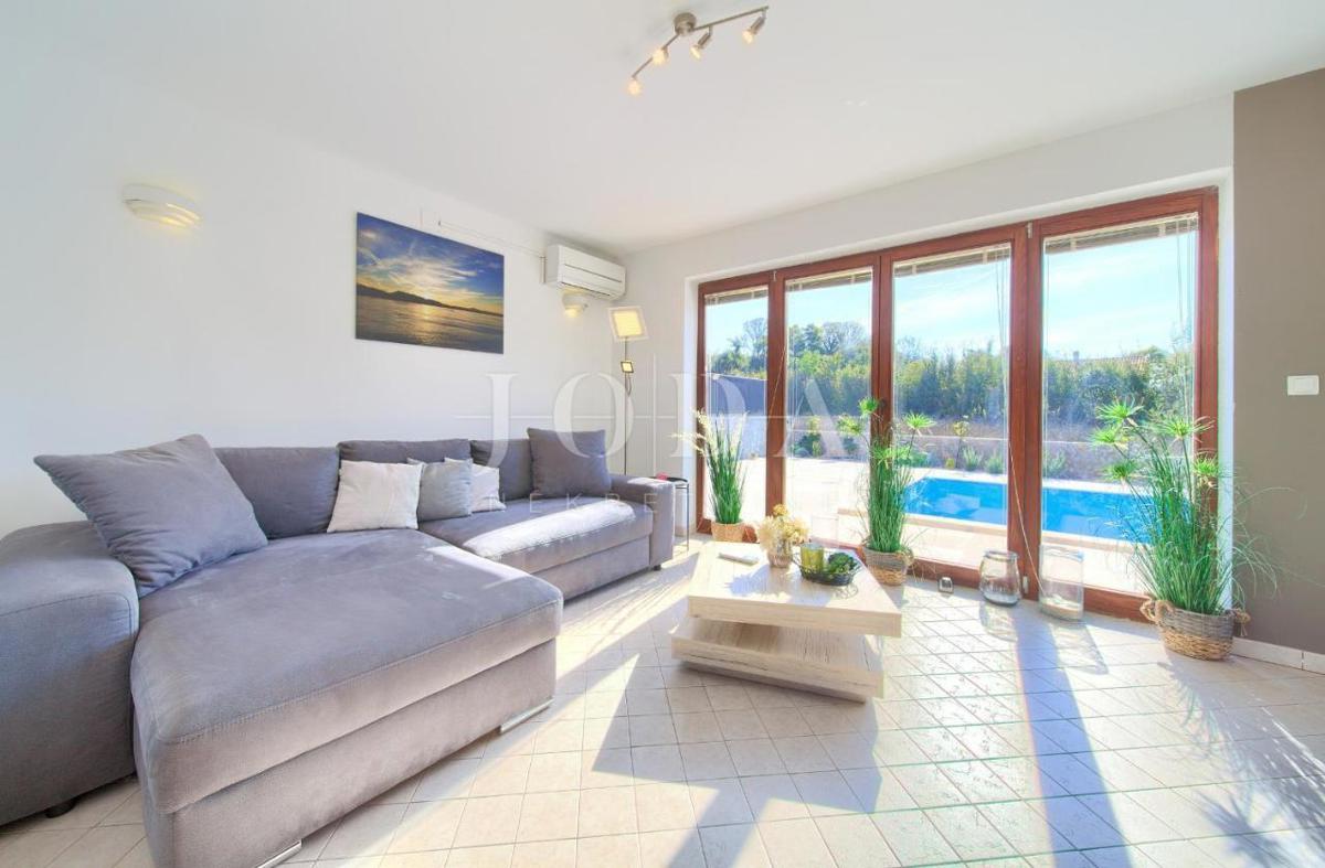 Čudovita vila z bazenom, v bližini Malinske