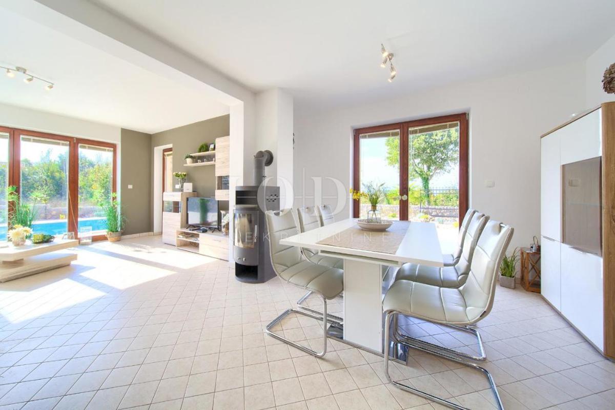 Čudovita vila z bazenom, v bližini Malinske