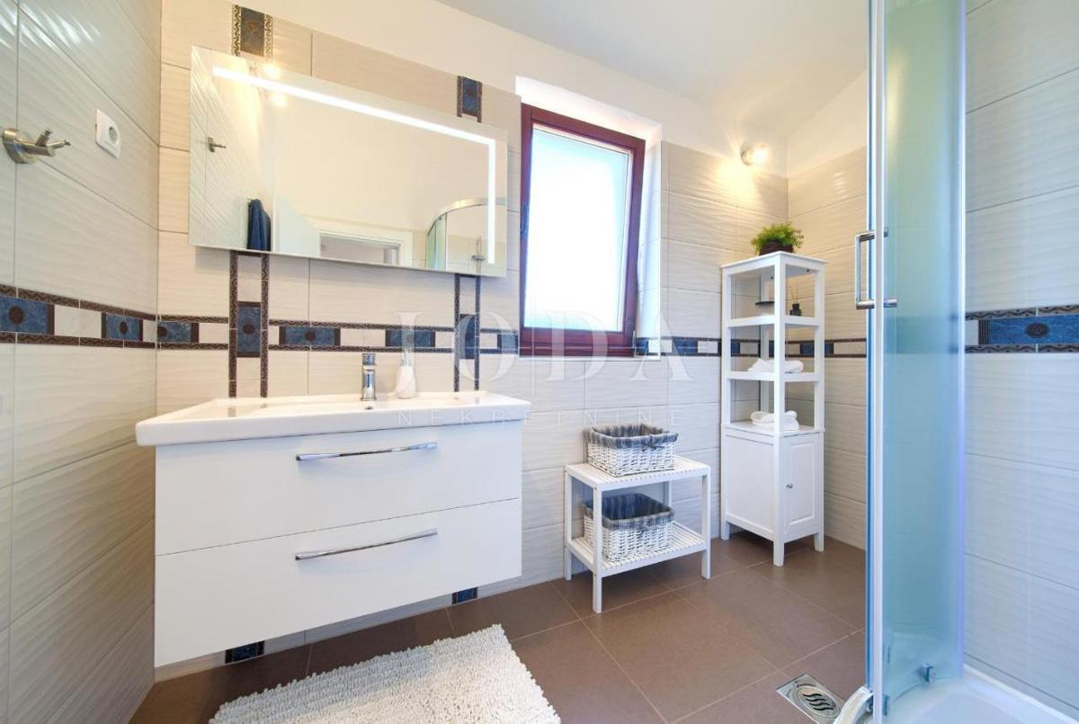 Čudovita vila z bazenom, v bližini Malinske