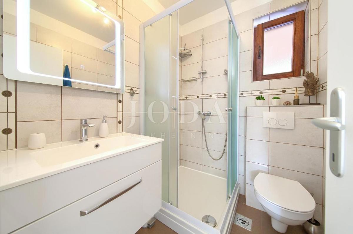 Čudovita vila z bazenom, v bližini Malinske