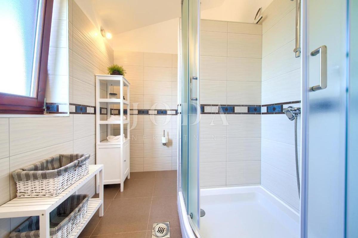 Čudovita vila z bazenom, v bližini Malinske