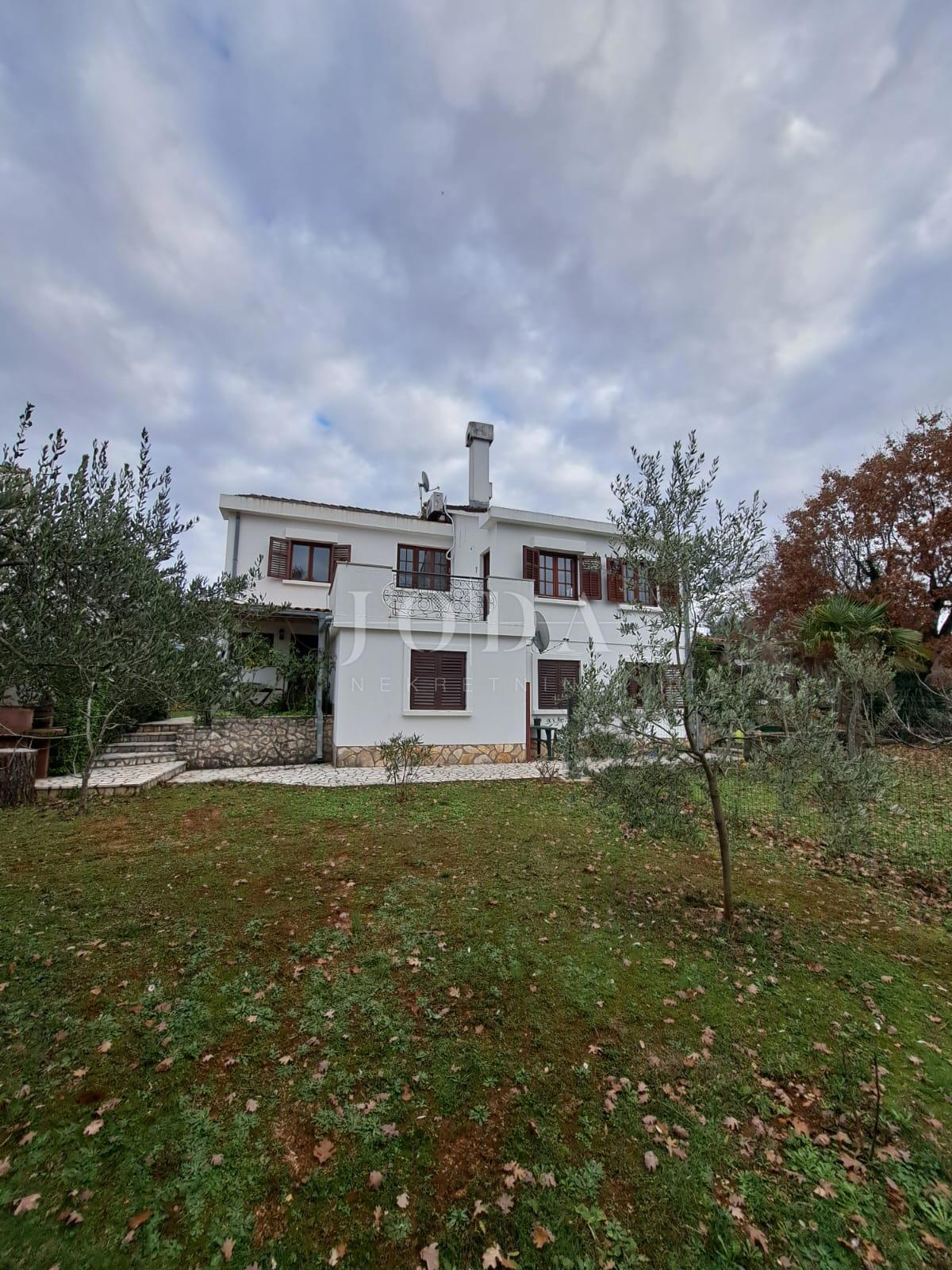 Samostojna hiša z velikim vrtom - Njivice, otok Krk