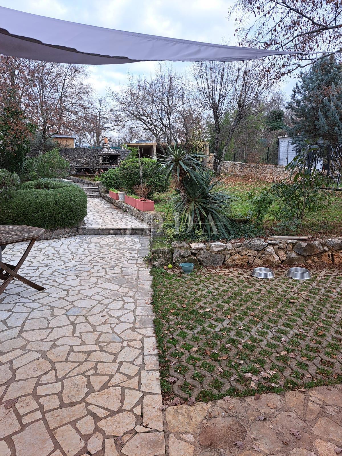 Samostojna hiša z velikim vrtom - Njivice, otok Krk