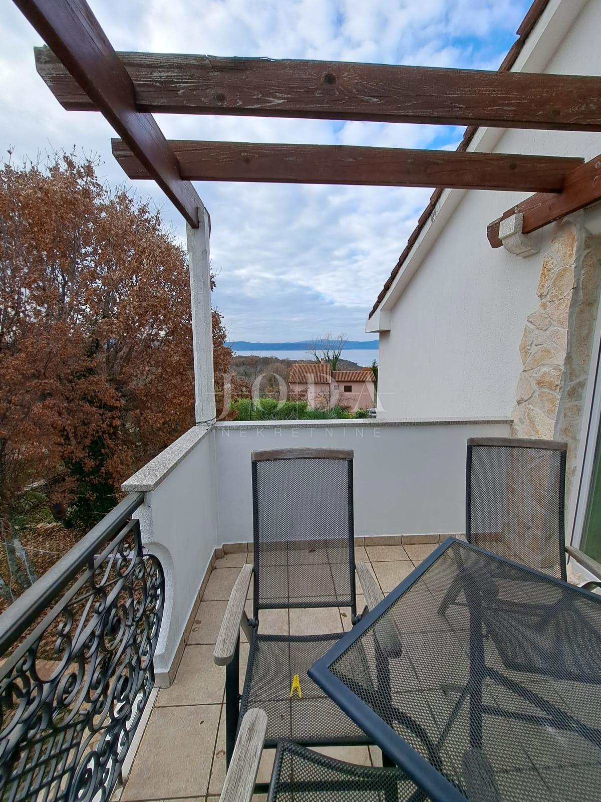 Samostojna hiša z velikim vrtom - Njivice, otok Krk