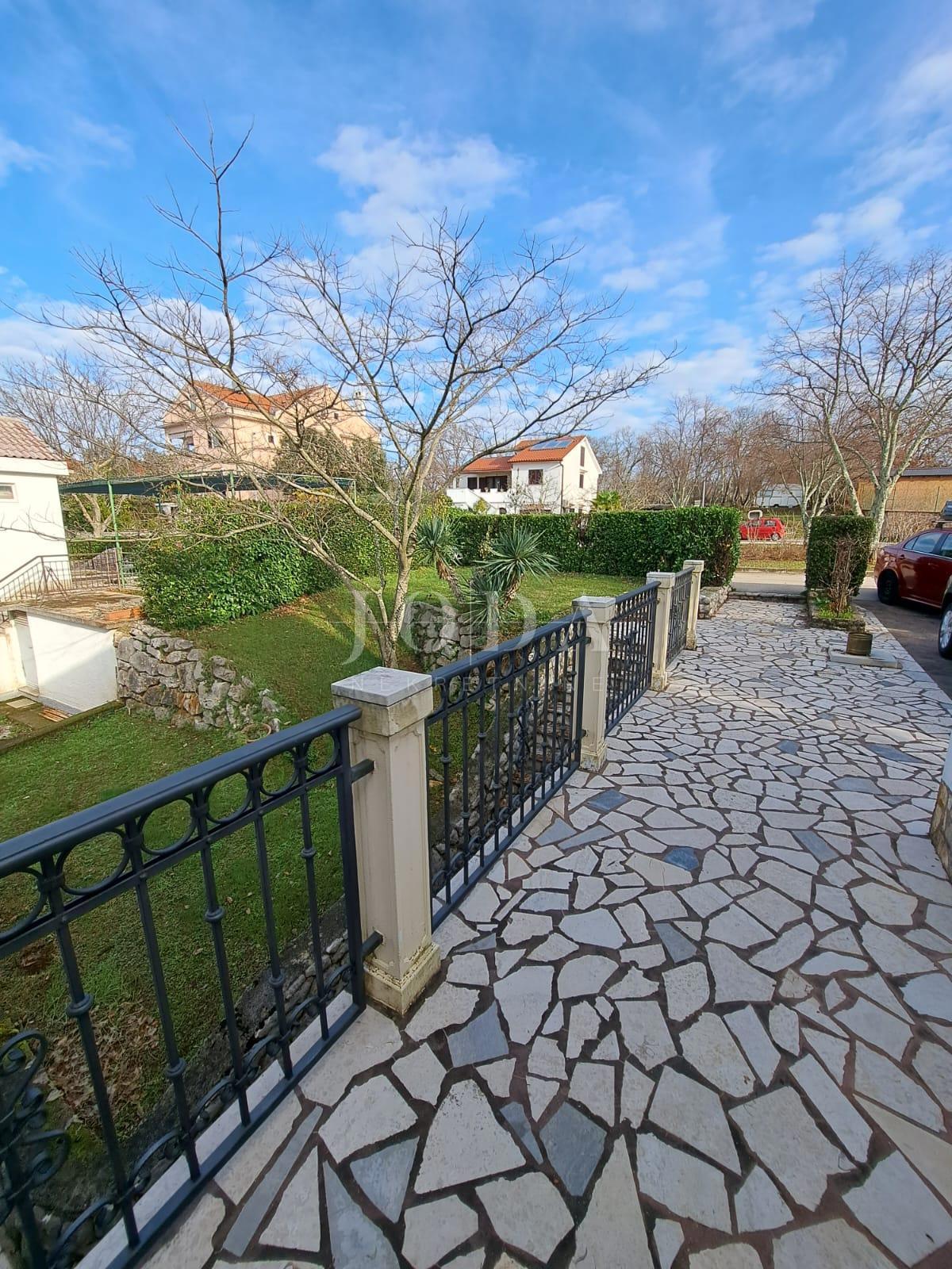 Samostojna hiša z velikim vrtom - Njivice, otok Krk