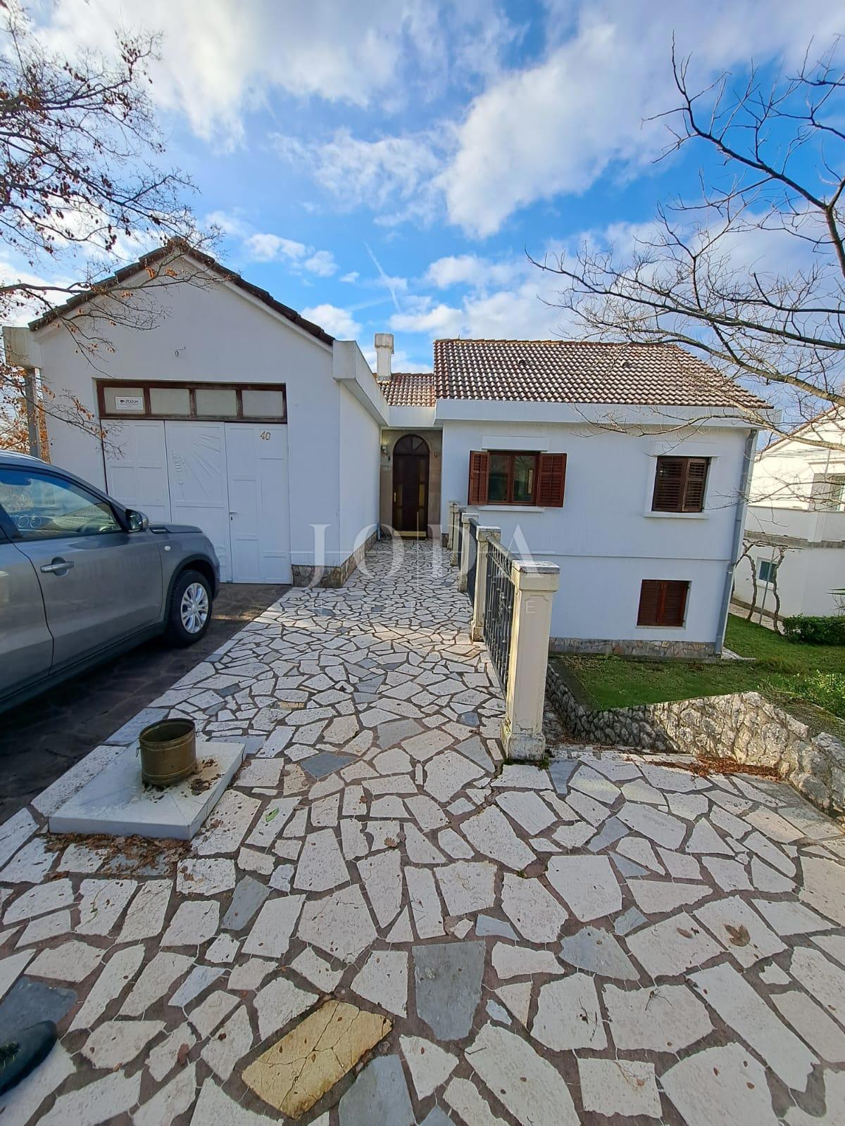 Samostojna hiša z velikim vrtom - Njivice, otok Krk