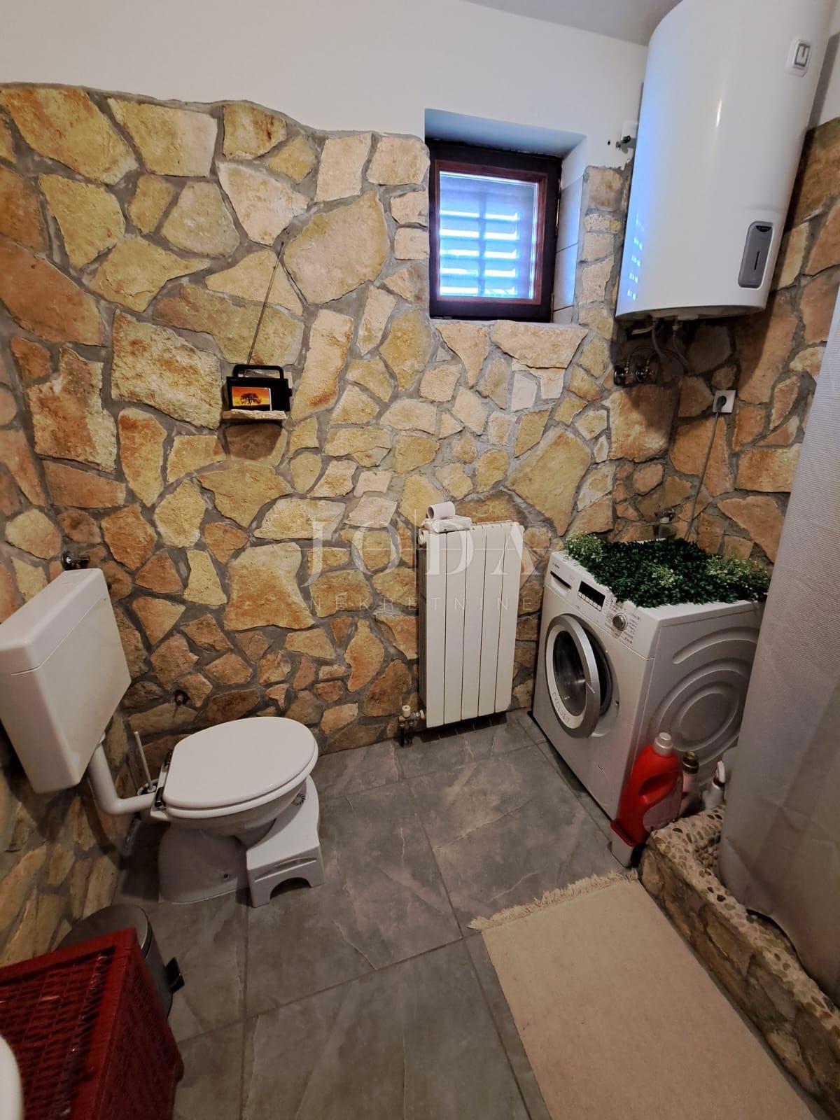 Samostojna hiša z velikim vrtom - Njivice, otok Krk