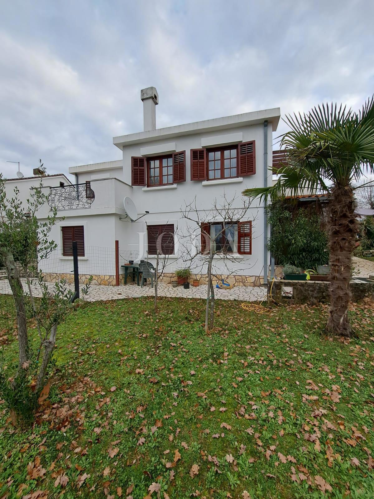 Samostojna hiša z velikim vrtom - Njivice, otok Krk