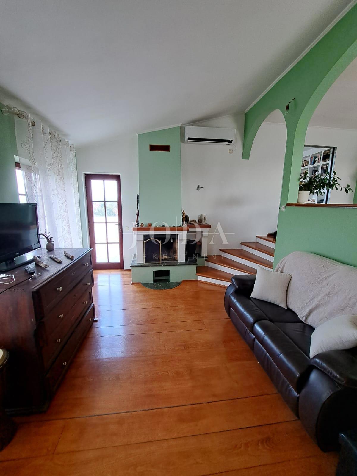 Samostojna hiša z velikim vrtom - Njivice, otok Krk