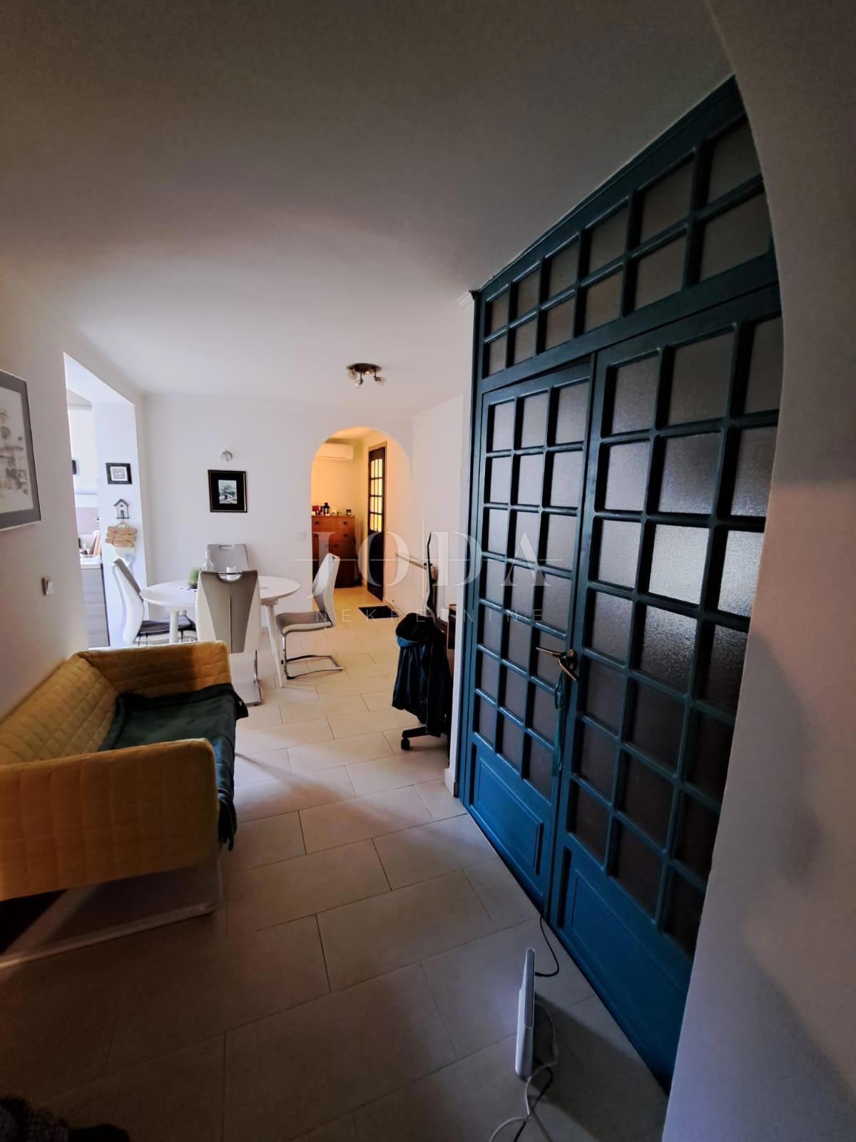 Samostojna hiša z velikim vrtom - Njivice, otok Krk