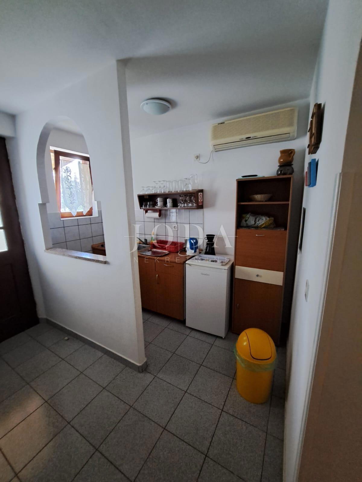 Samostojna hiša z velikim vrtom - Njivice, otok Krk