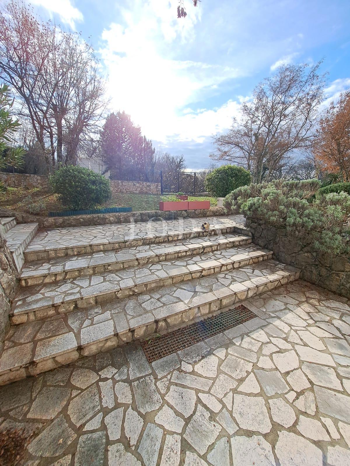 Samostojna hiša z velikim vrtom - Njivice, otok Krk