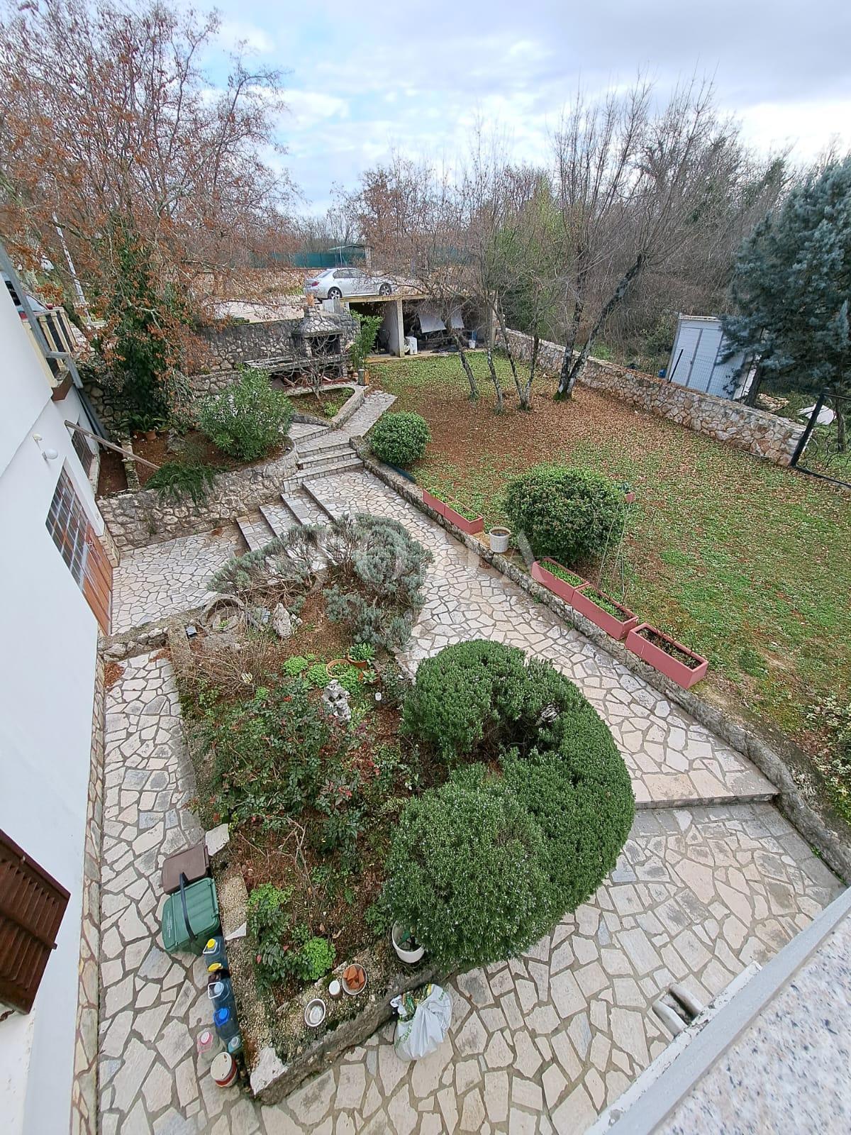 Samostojna hiša z velikim vrtom - Njivice, otok Krk