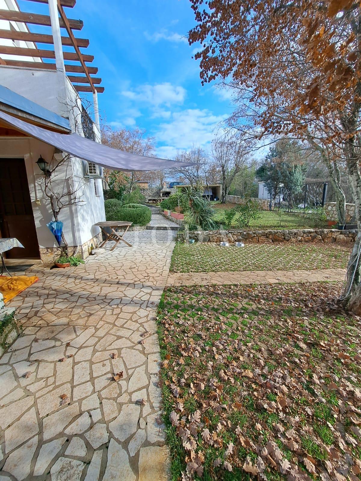 Samostojna hiša z velikim vrtom - Njivice, otok Krk