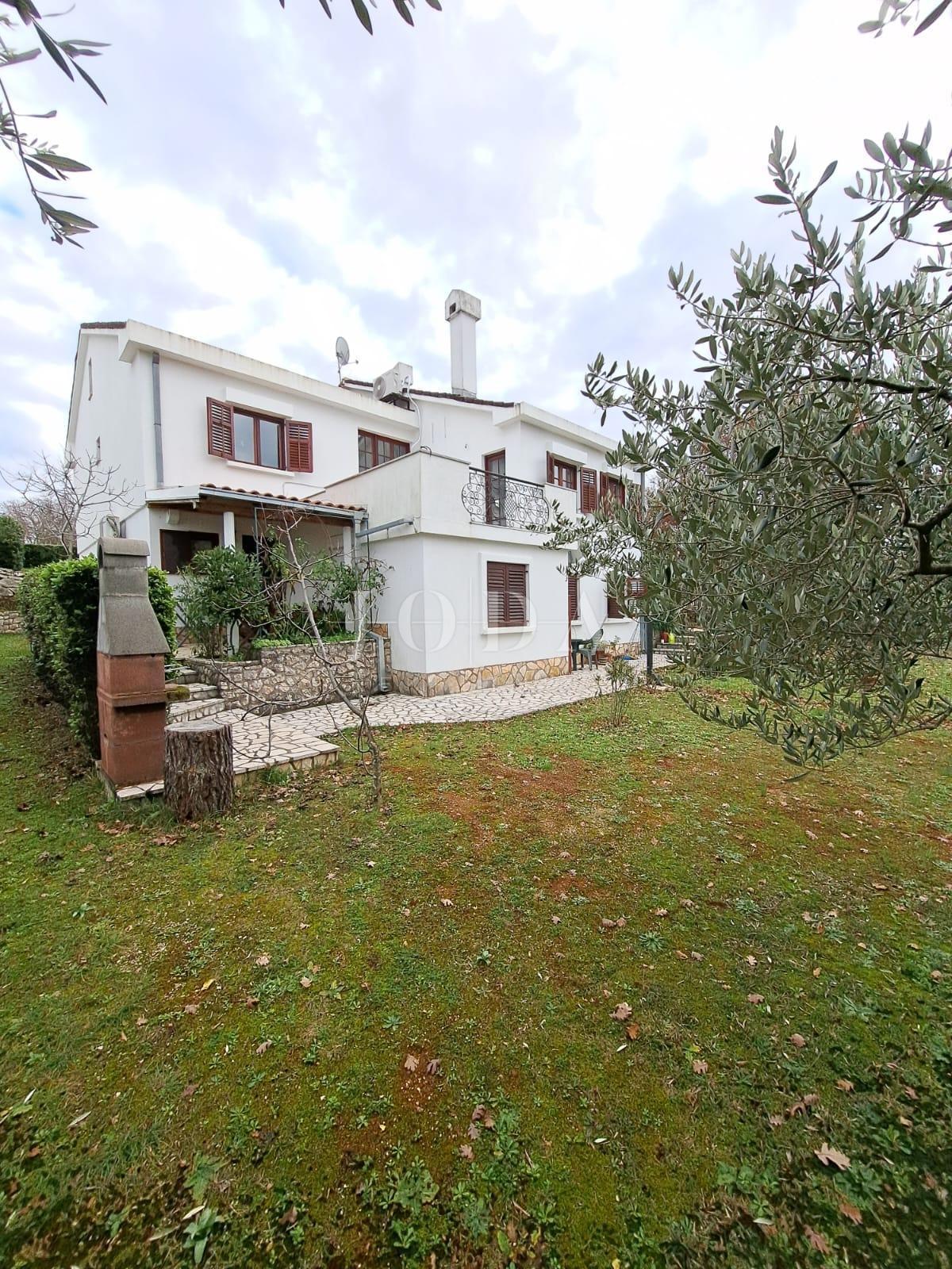 Samostojna hiša z velikim vrtom - Njivice, otok Krk