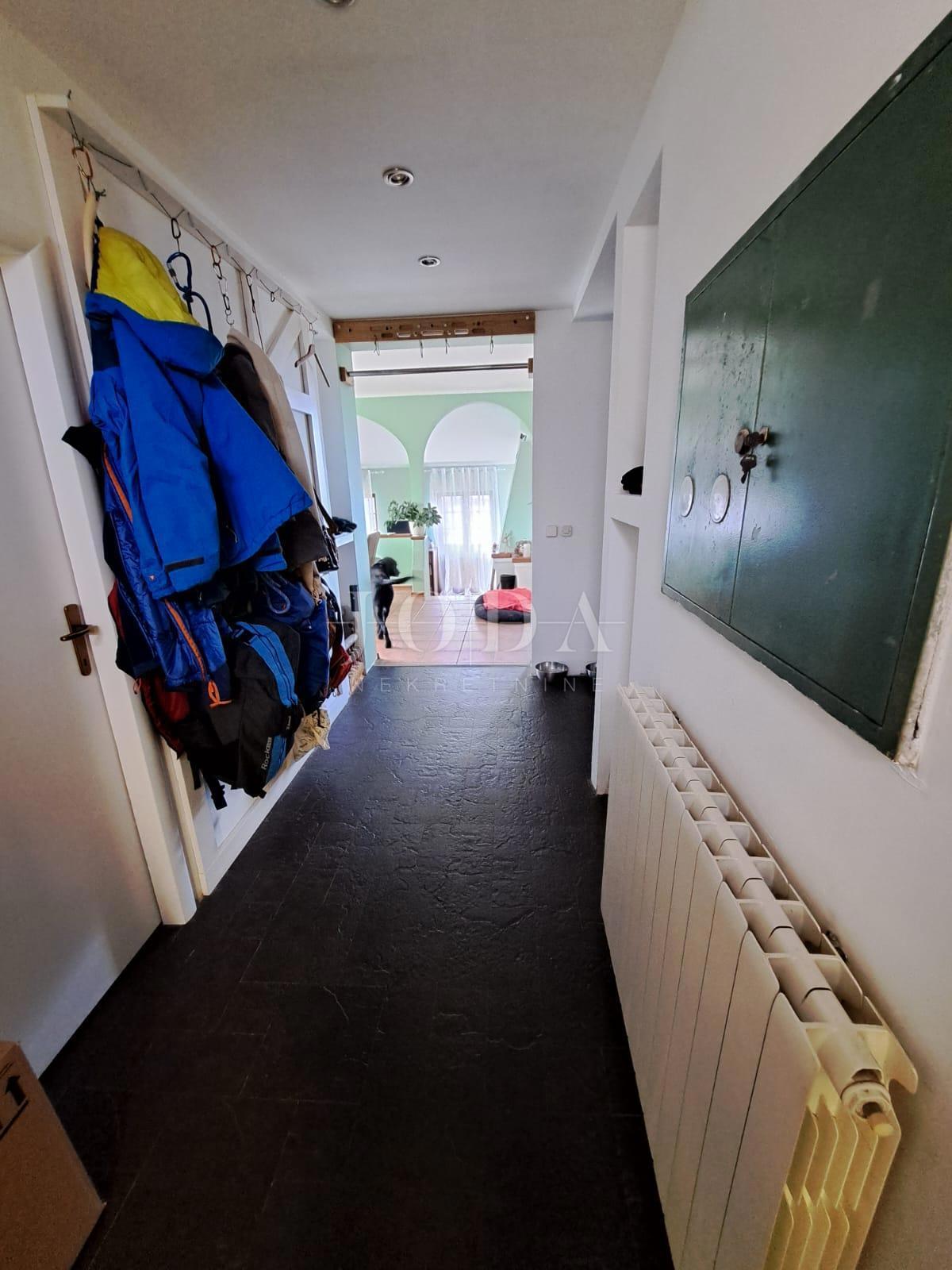 Samostojna hiša z velikim vrtom - Njivice, otok Krk