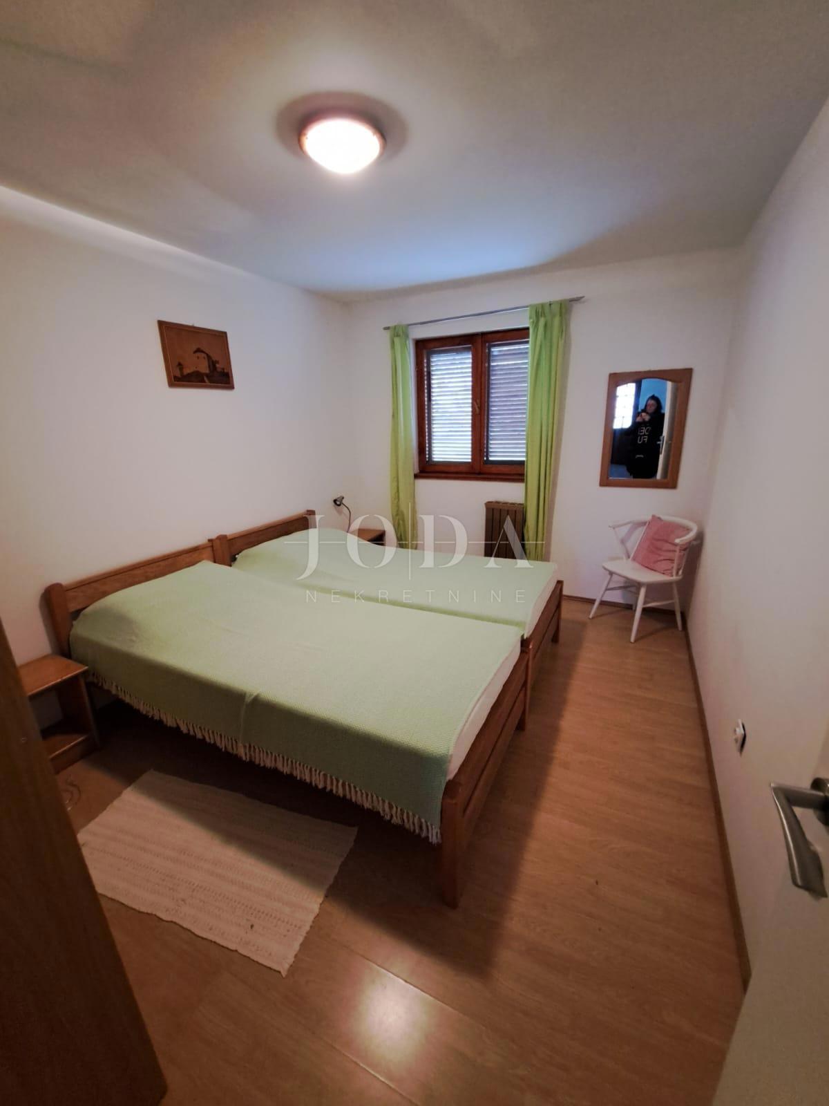 Samostojna hiša z velikim vrtom - Njivice, otok Krk