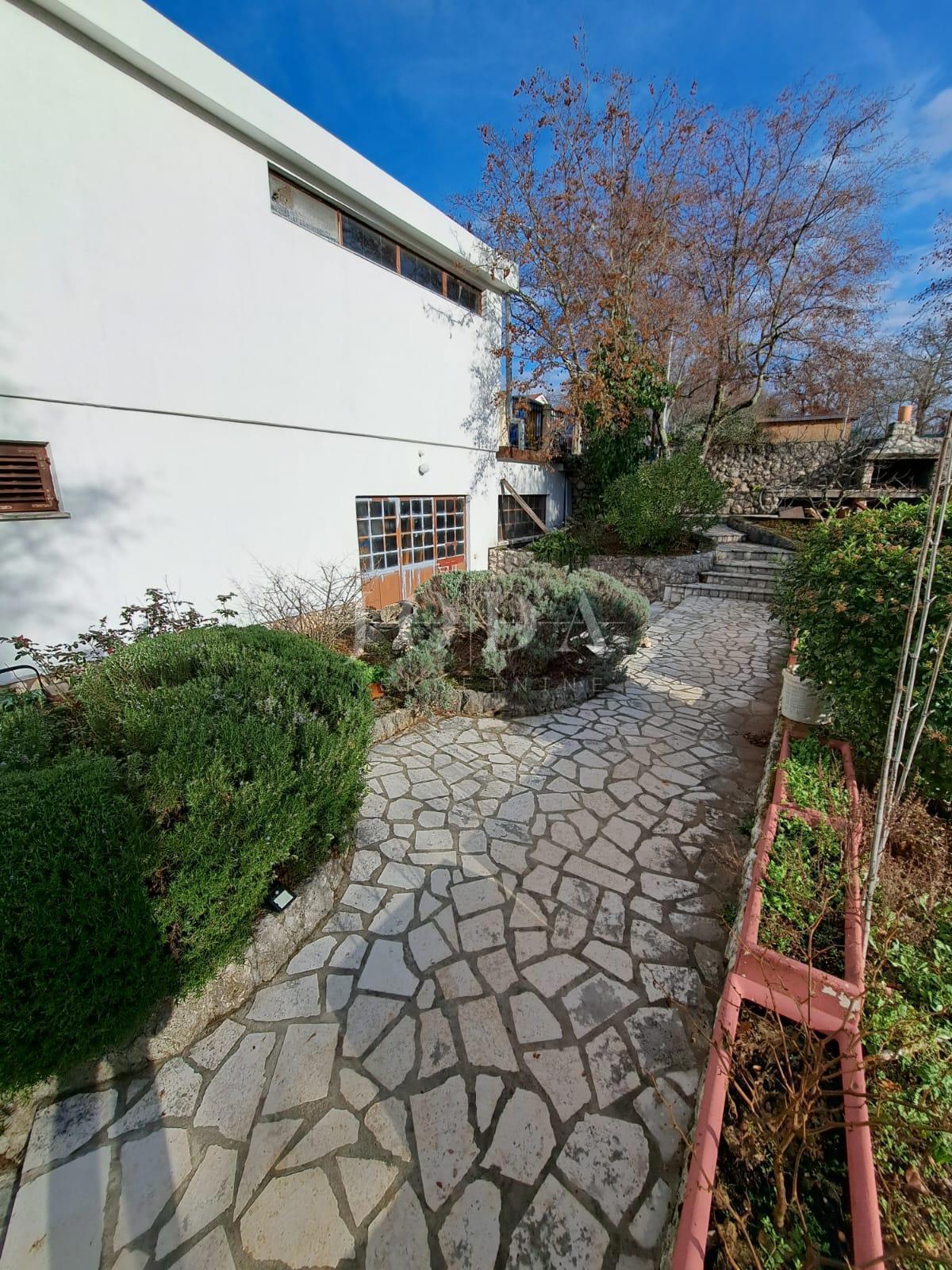 Samostojna hiša z velikim vrtom - Njivice, otok Krk