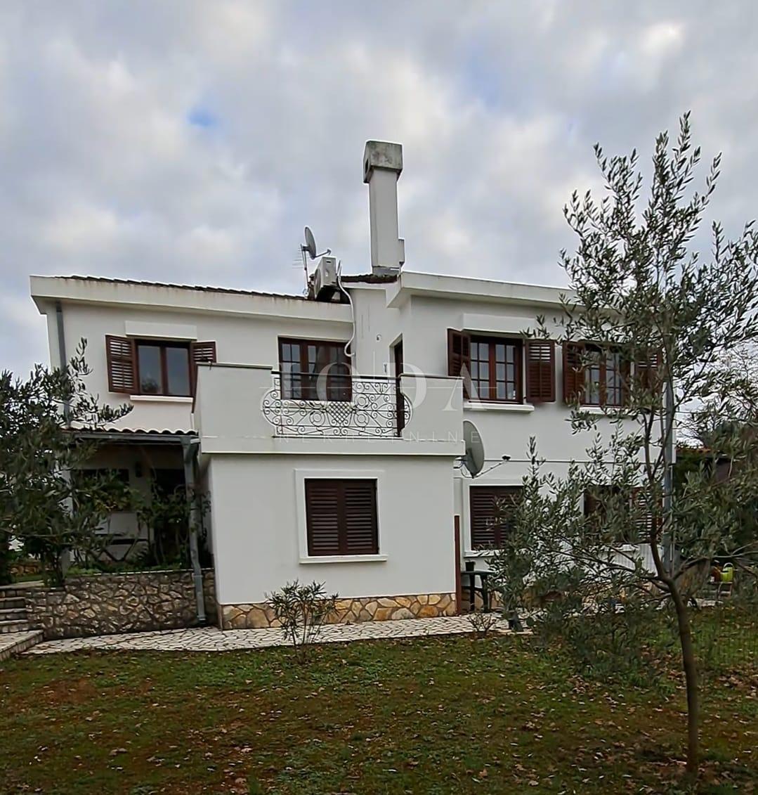 Samostojna hiša z velikim vrtom - Njivice, otok Krk