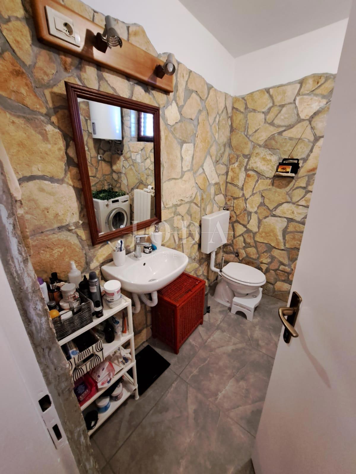 Samostojna hiša z velikim vrtom - Njivice, otok Krk