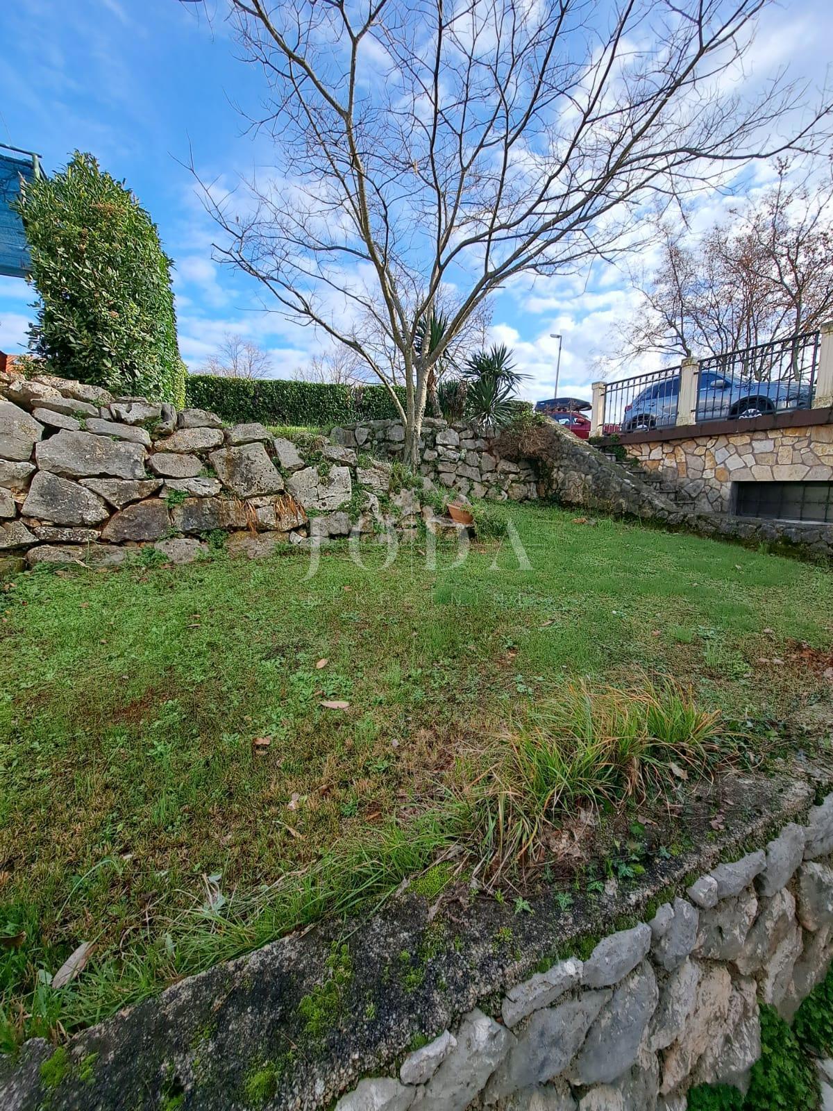 Samostojna hiša z velikim vrtom - Njivice, otok Krk