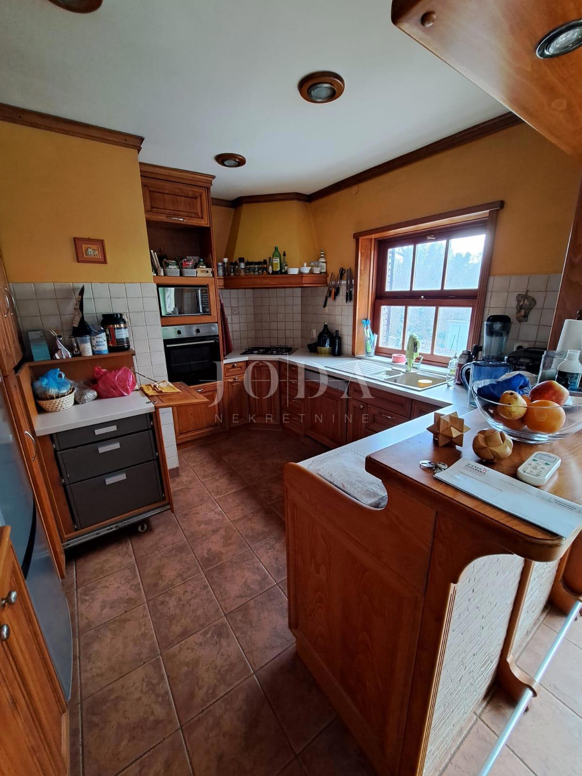 Samostojna hiša z velikim vrtom - Njivice, otok Krk