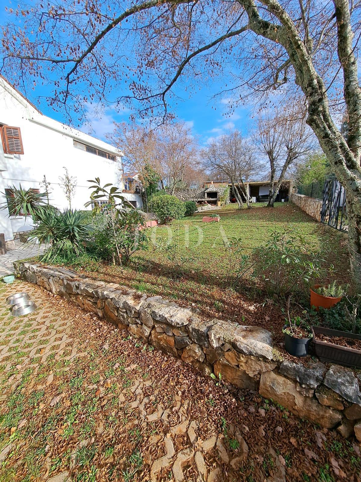 Samostojna hiša z velikim vrtom - Njivice, otok Krk