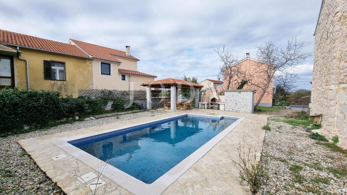 Rustikalna kamnita hiša z bazenom, Malinska, okolica