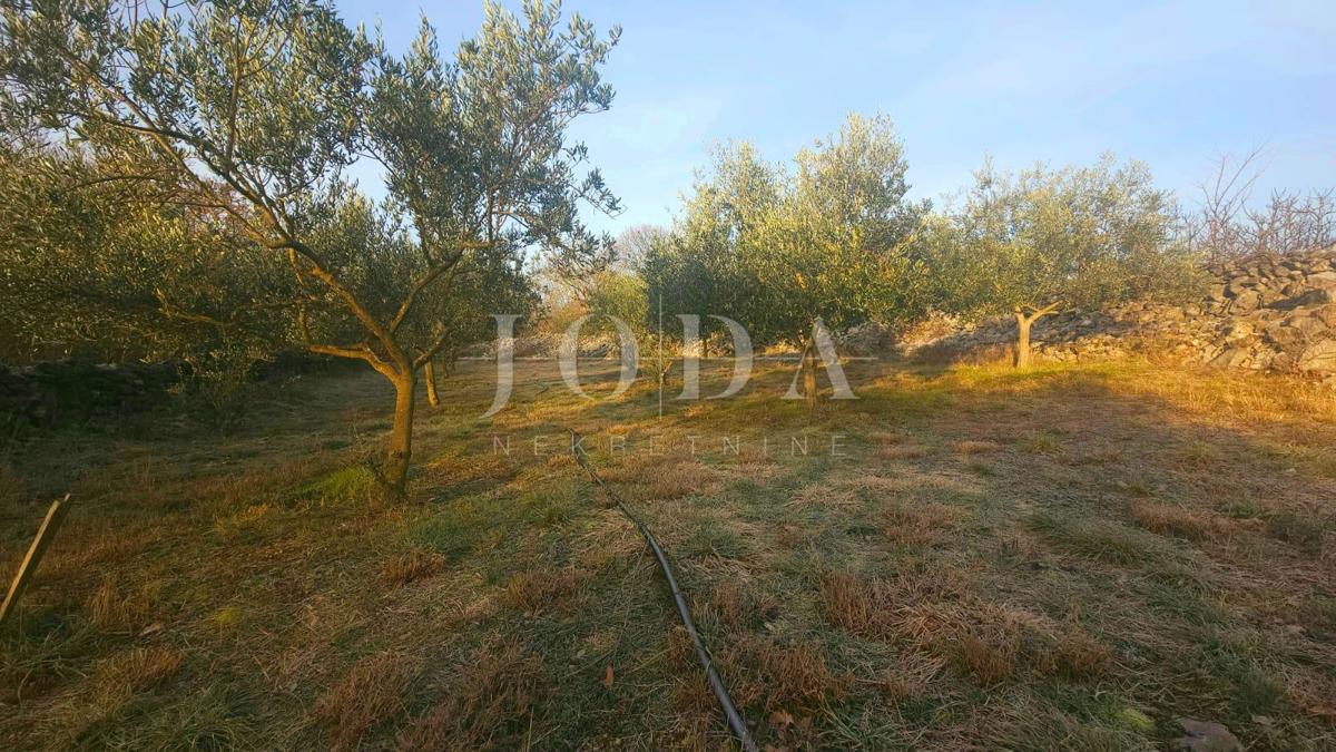 Malinska - zemljišče s pogledom na morje v bližini plaže