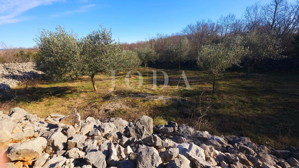 Malinska - zemljišče s pogledom na morje v bližini plaže