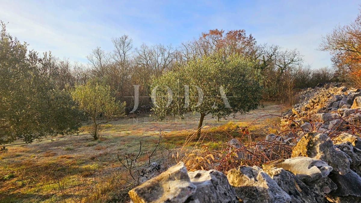 Malinska - zemljišče s pogledom na morje v bližini plaže