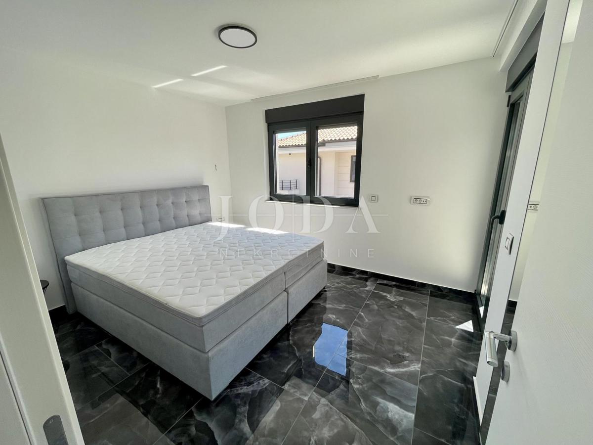Krk - dvonadstropni apartma z bazenom in pogledom na morje