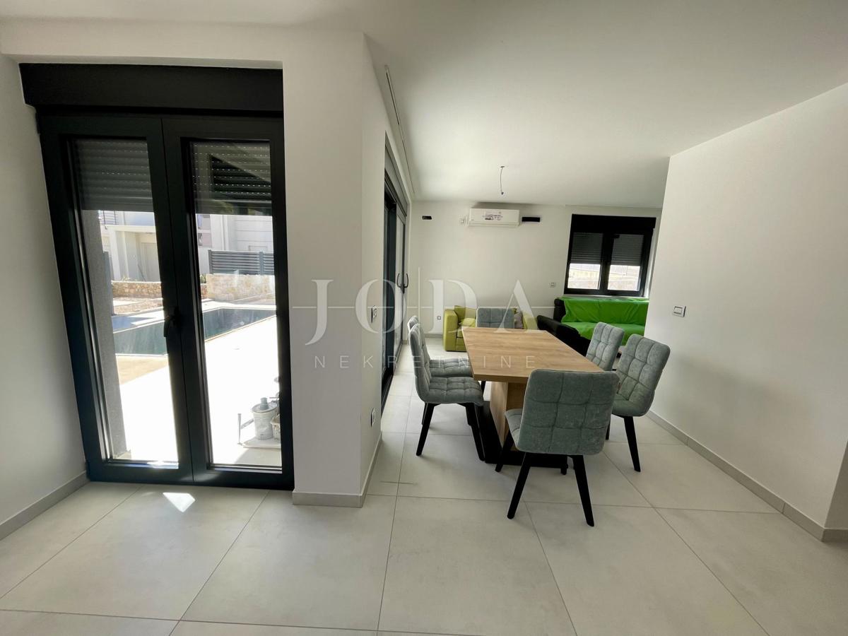 Krk - dvonadstropni apartma z bazenom in pogledom na morje