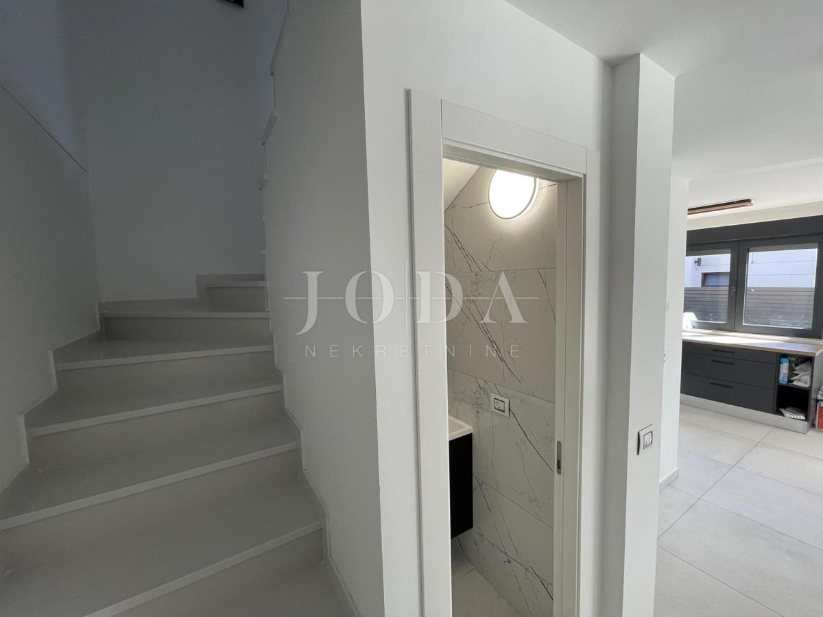 Krk - dvonadstropni apartma z bazenom in pogledom na morje