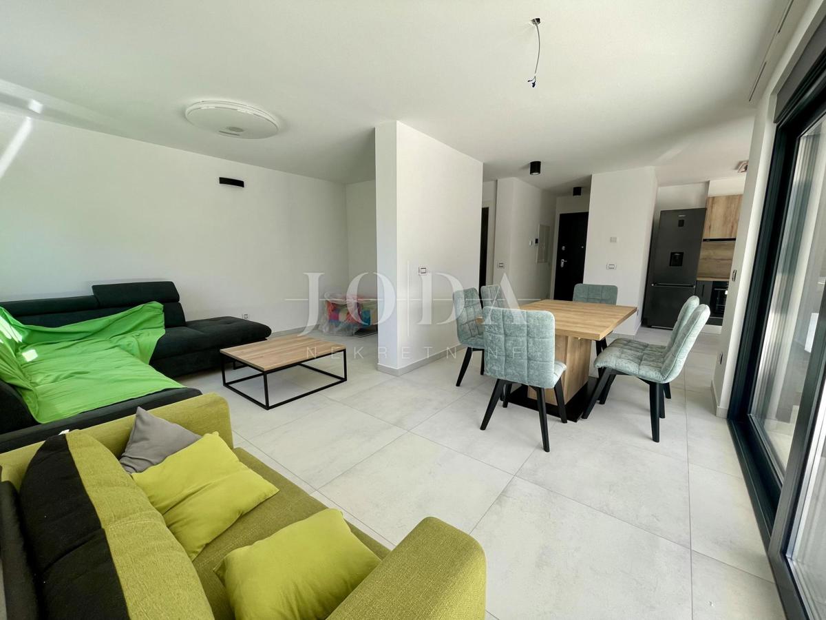 Krk - dvonadstropni apartma z bazenom in pogledom na morje