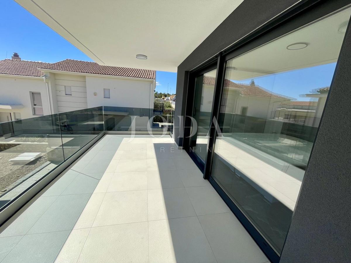 Krk - dvonadstropni apartma z bazenom in pogledom na morje