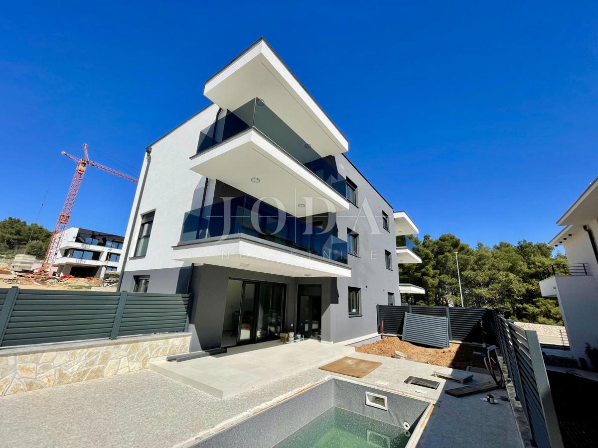 Krk - dvonadstropni apartma z bazenom in pogledom na morje