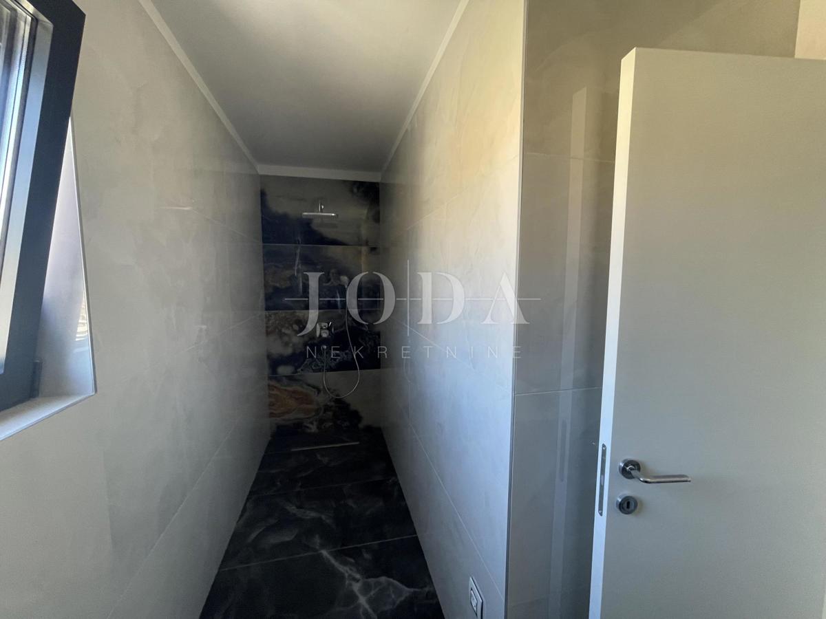 Krk - dvonadstropni apartma z bazenom in pogledom na morje