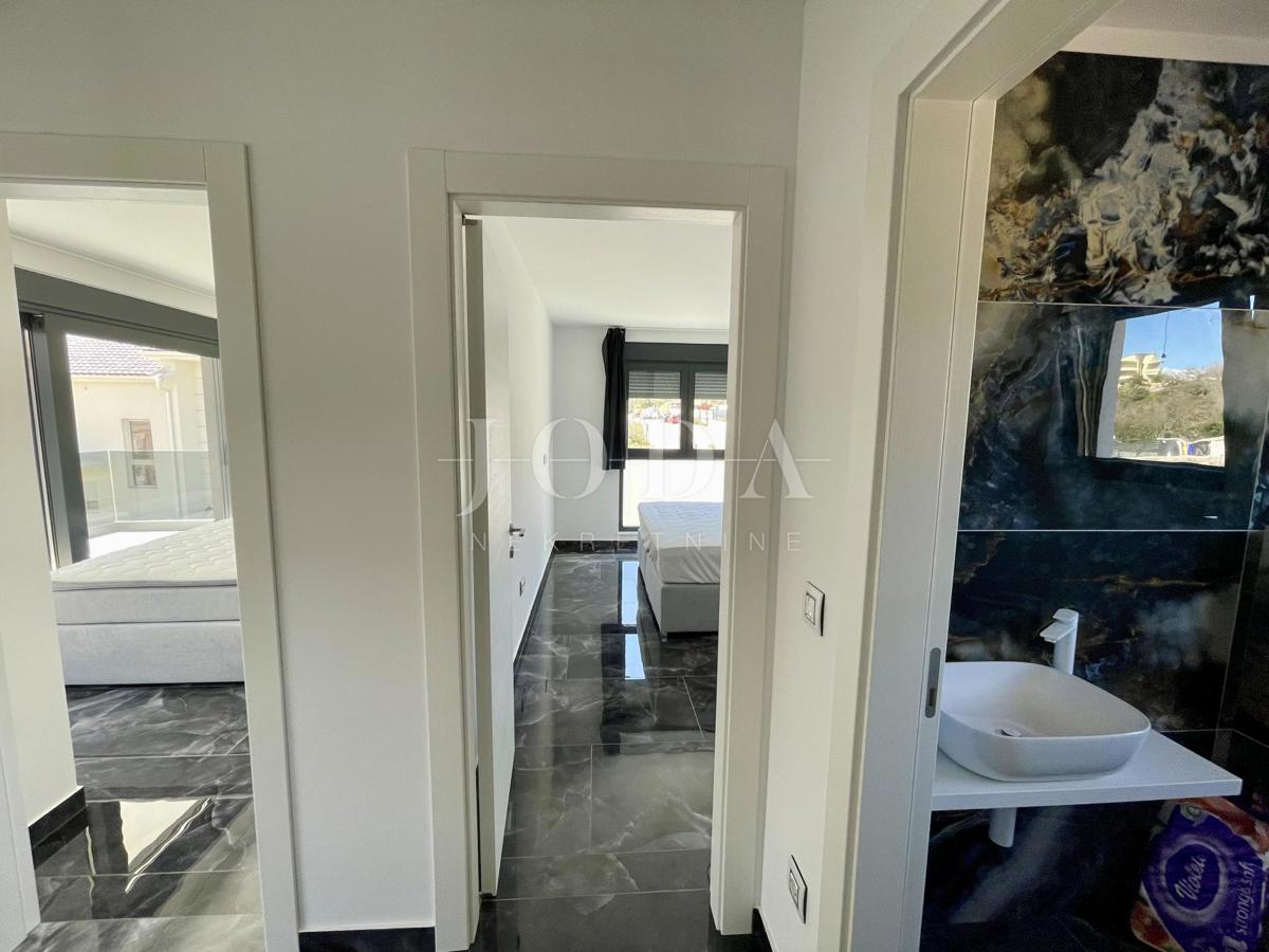 Krk - dvonadstropni apartma z bazenom in pogledom na morje