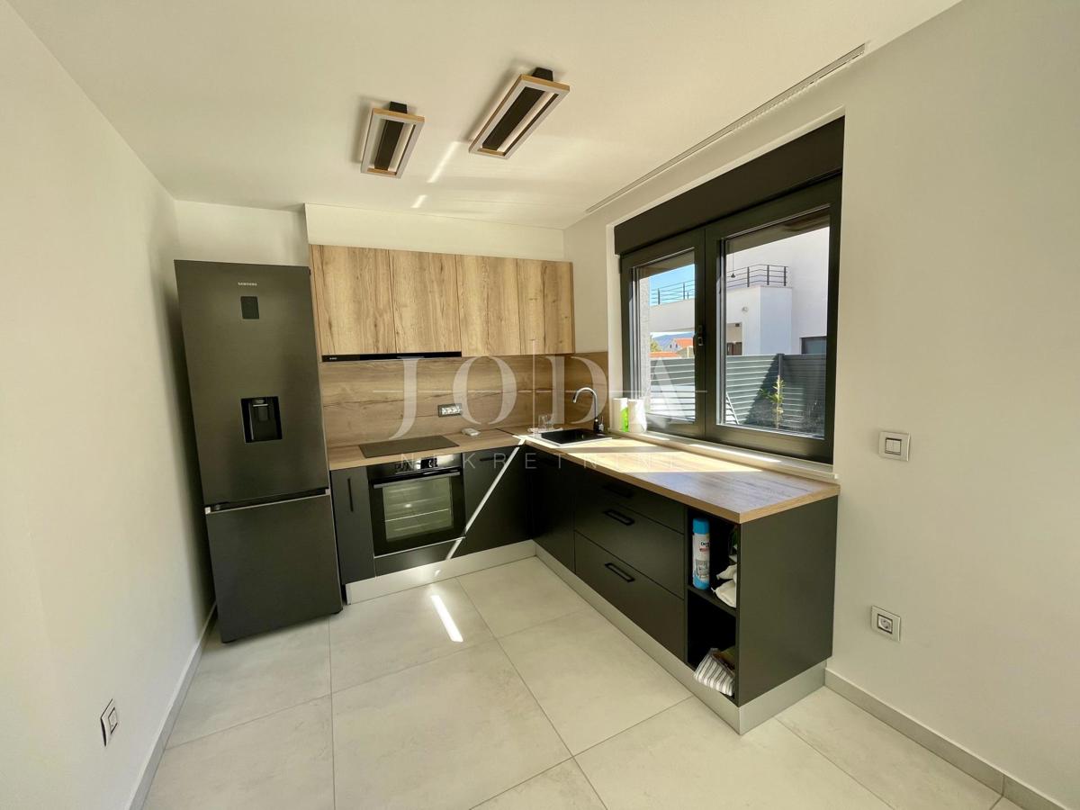 Krk - dvonadstropni apartma z bazenom in pogledom na morje