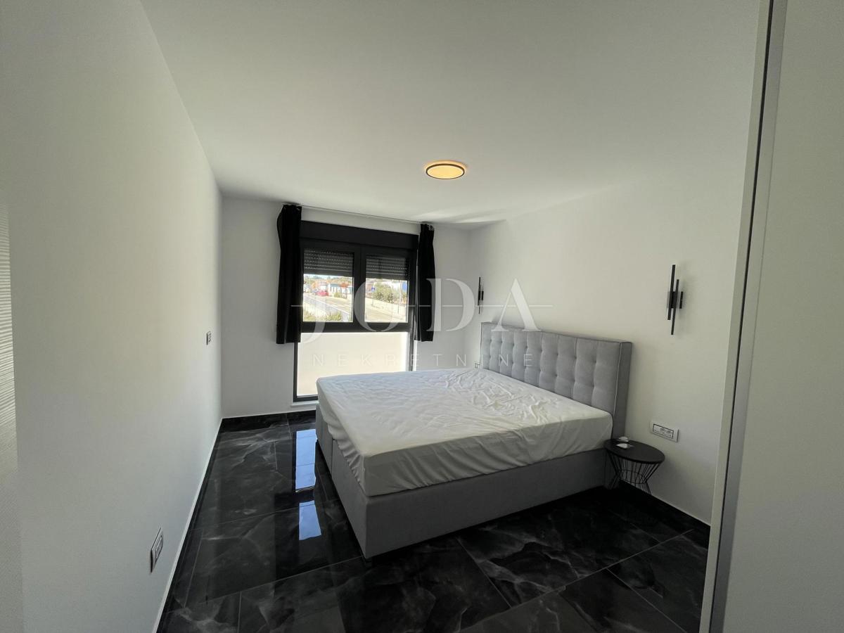 Krk - dvonadstropni apartma z bazenom in pogledom na morje