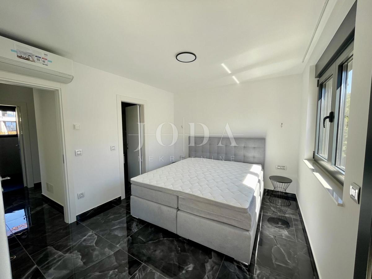 Krk - dvonadstropni apartma z bazenom in pogledom na morje