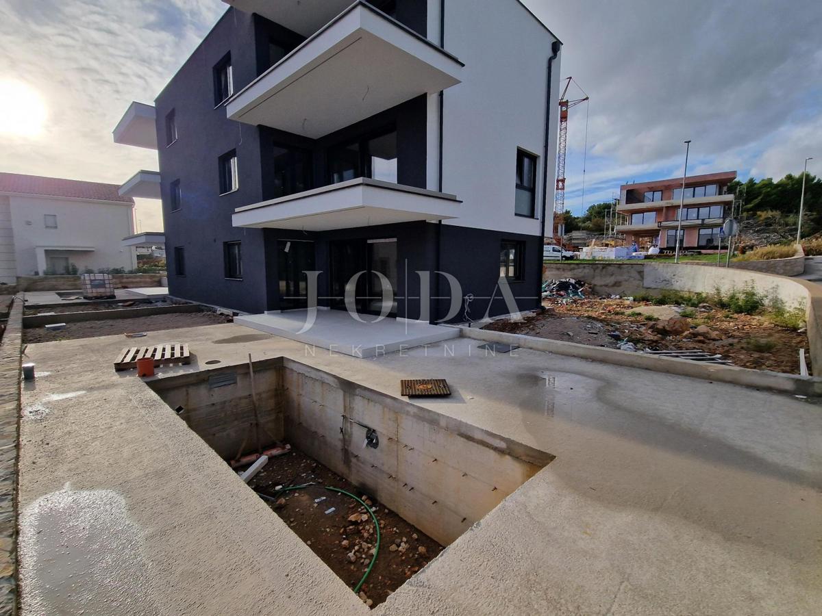 Krk - dvonadstropni apartma z bazenom in pogledom na morje