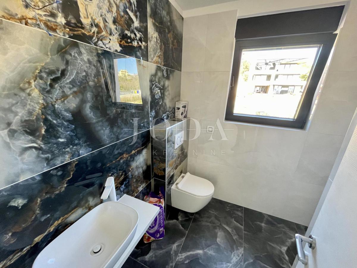 Krk - dvonadstropni apartma z bazenom in pogledom na morje