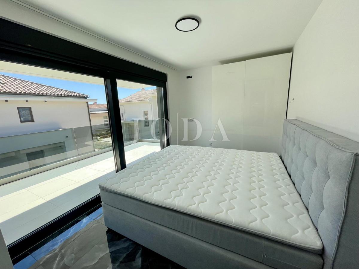 Krk - dvonadstropni apartma z bazenom in pogledom na morje