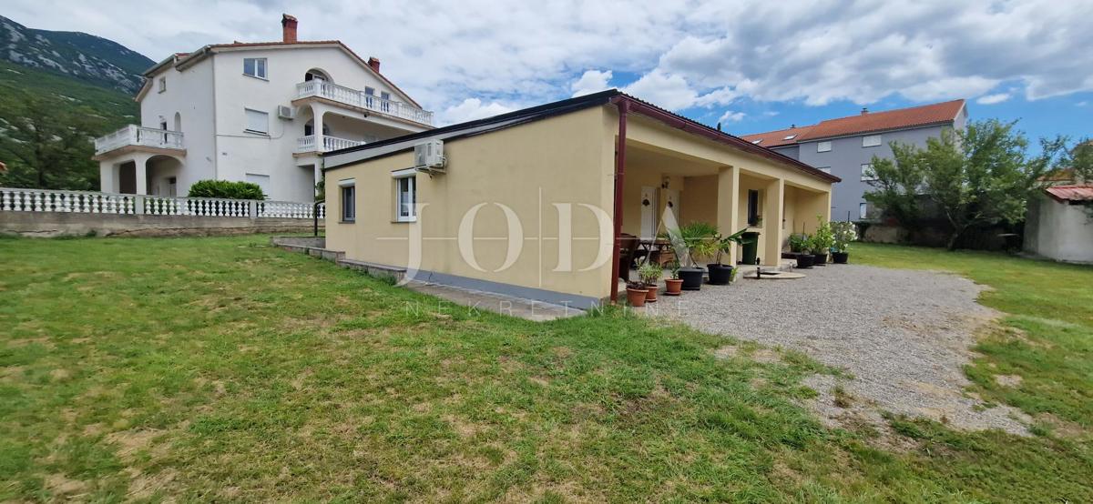 Tribalj, lepa hiša z velikim dvoriščem