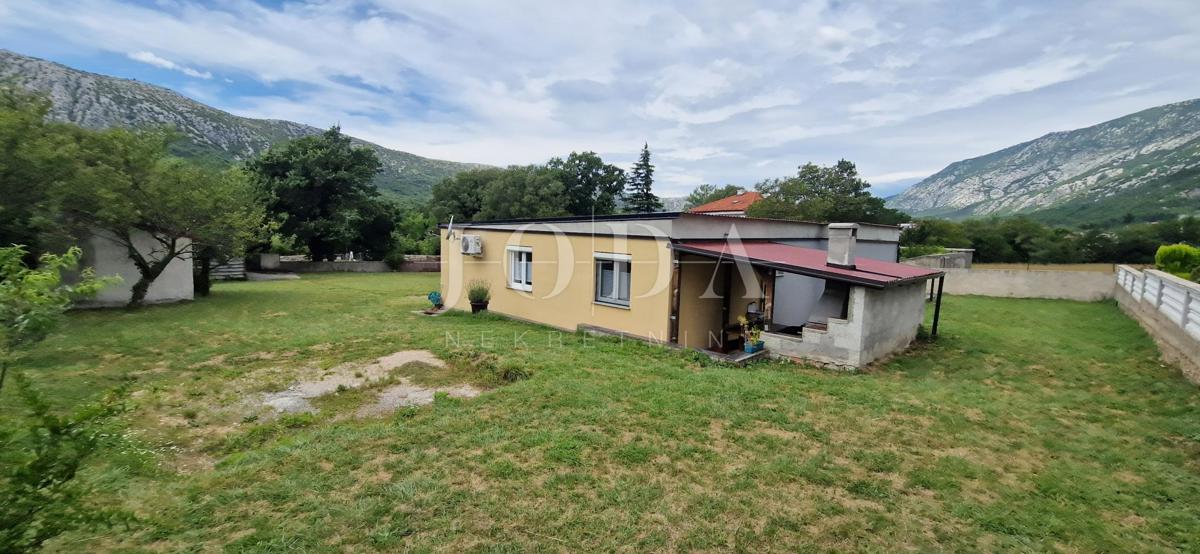 Tribalj, lepa hiša z velikim dvoriščem
