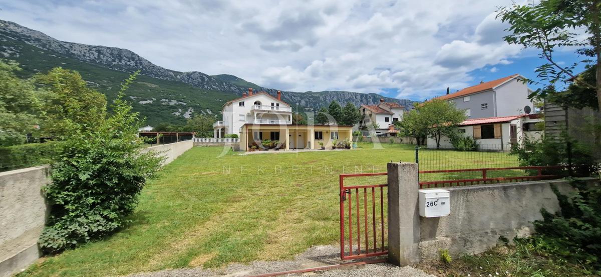 Tribalj, lepa hiša z velikim dvoriščem